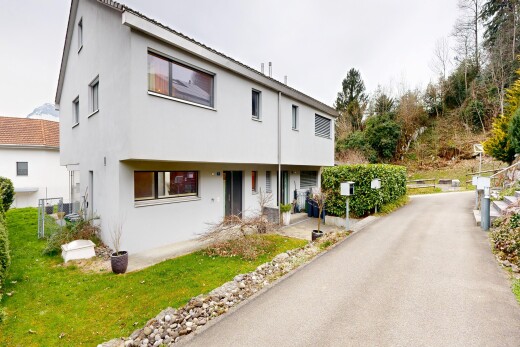 façade avec overcast, bardage en stuc, property visible, et pelouse