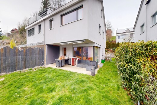 façade avec terrasse, pelouse, overcast, bardage en stuc, et from property