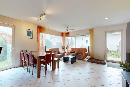 wohn- / esszimmer mit inside property, drywall, gipskartonwand, deckenventilator, und natural light