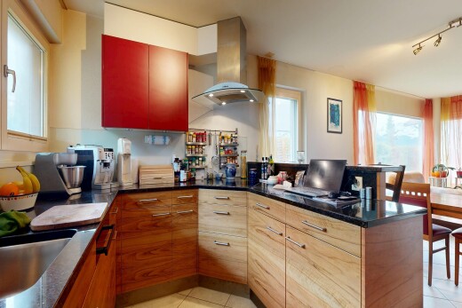 cuisine avec natural light, lumière naturelle, hotte, inside property, et dark countertops