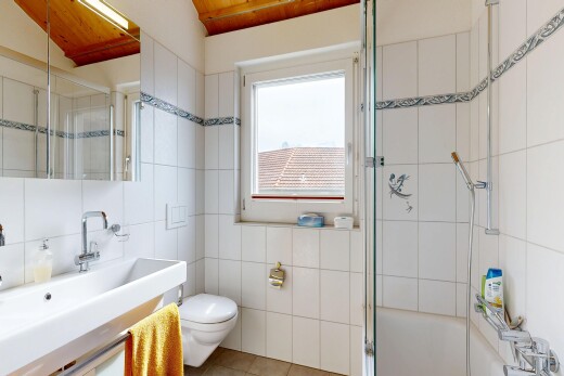 salle de bains avec salle de bain complète, lavabo (ou coiffeuse selon le contexte), mur en carrelage, tile wall, et douche-bain combinés