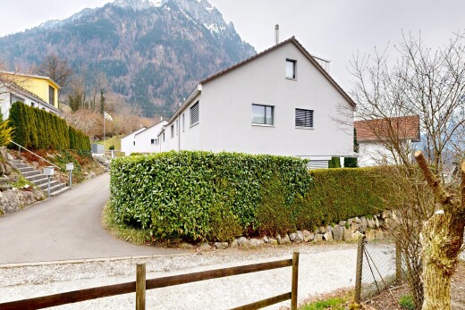 außenansicht mit zaun, mountain view, blick auf die berge, stuckverkleidung, und overcast