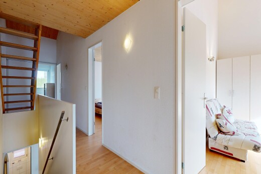 halle / korridor mit obergeschoss-podest, inside property, holzfußboden, wood finish floor, und light floor