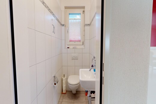 bad mit gäste-wc, light floor, fliesenboden, tile floor, und inside property