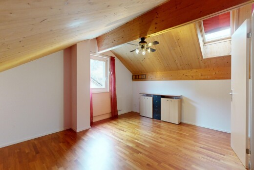 pièce vide avec pièce supplémentaire, plafond voûté, vaulted ceiling, sol en finition bois, et wood finish floor
