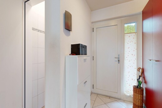 couloir avec inside property, light floor, sol en carrelage, tile floor, et lumière naturelle