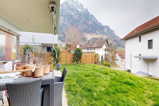 terrasse mit blick auf die berge, mountain view, zaun, rasen, und terrasse
