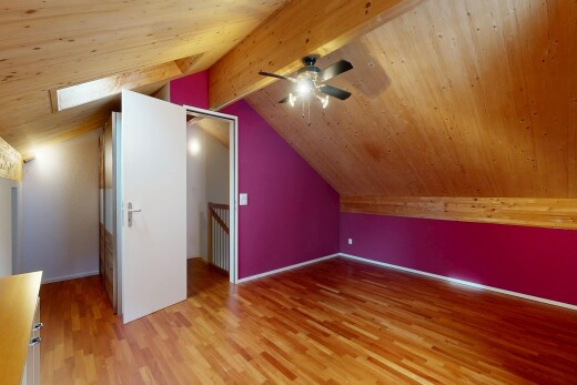 leerer raum mit low ceiling, niedrige decke, zusätzliches zimmer, vaulted ceiling, und dachschräge