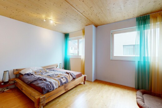 chambre avec plafond en bois, wood ceiling, lumière naturelle, natural light, et sol en finition bois