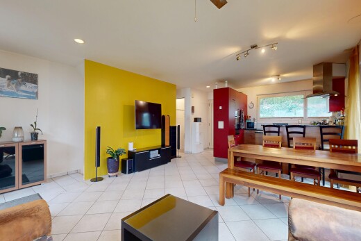 wohn- / esszimmer mit light floor, gipskartonwand, drywall, fernseher, und inside property