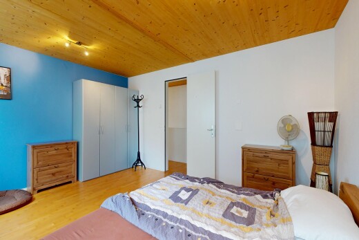 zimmer / schlafzimmer mit gipskartonwand, drywall, holzfußboden, wood finish floor, und holzdecke