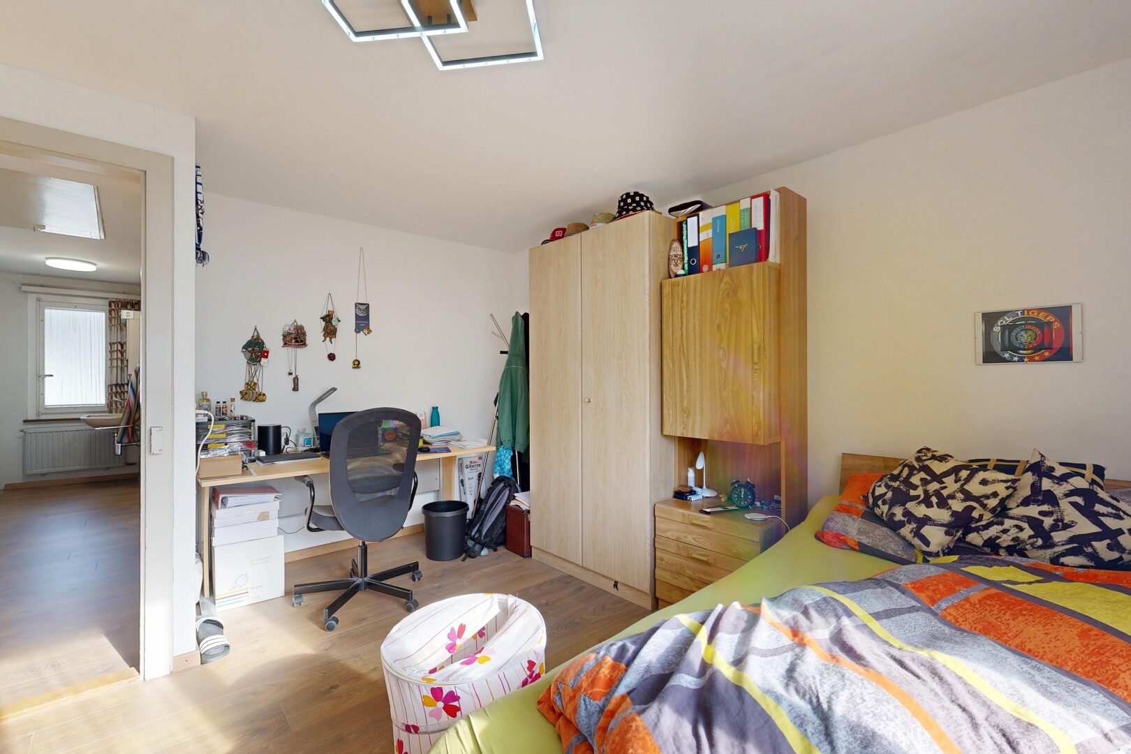 chambre avec espace bureau, inside property, wood finish floor, sol en finition bois, et drywall