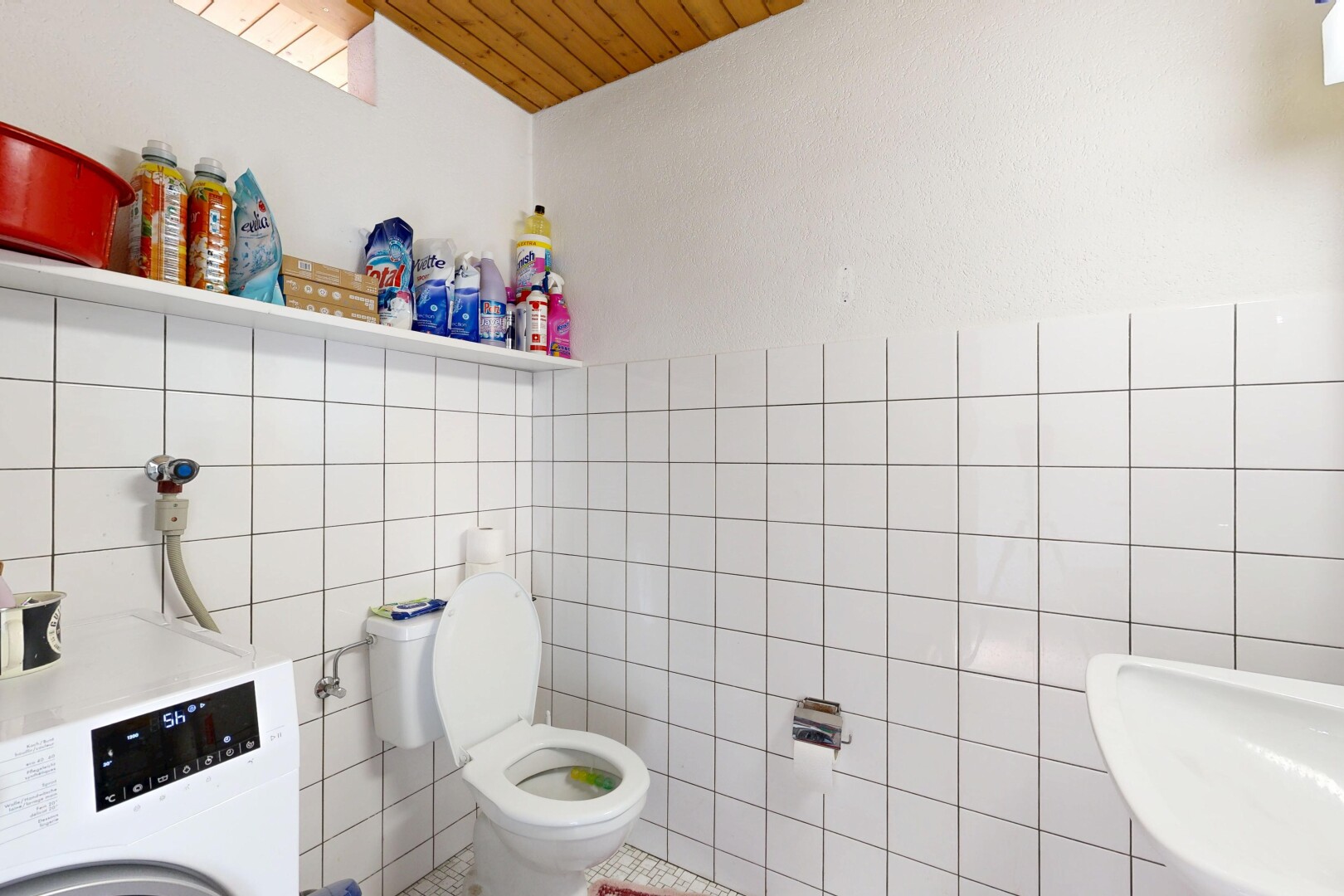 salle de bains avec lave-linge et sèche-linge, inside property, tile wall, mur en carrelage, et toilette