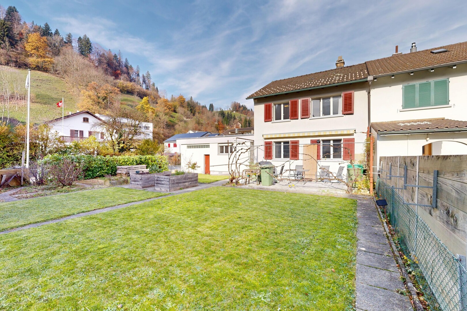 façade avec pelouse, day time, jardin, terrasse, et clôture