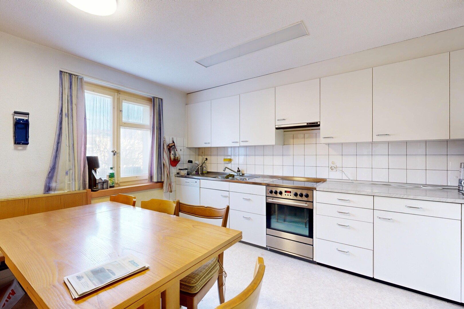cuisine avec four, inside property, natural light, lumière naturelle, et armoires blanches