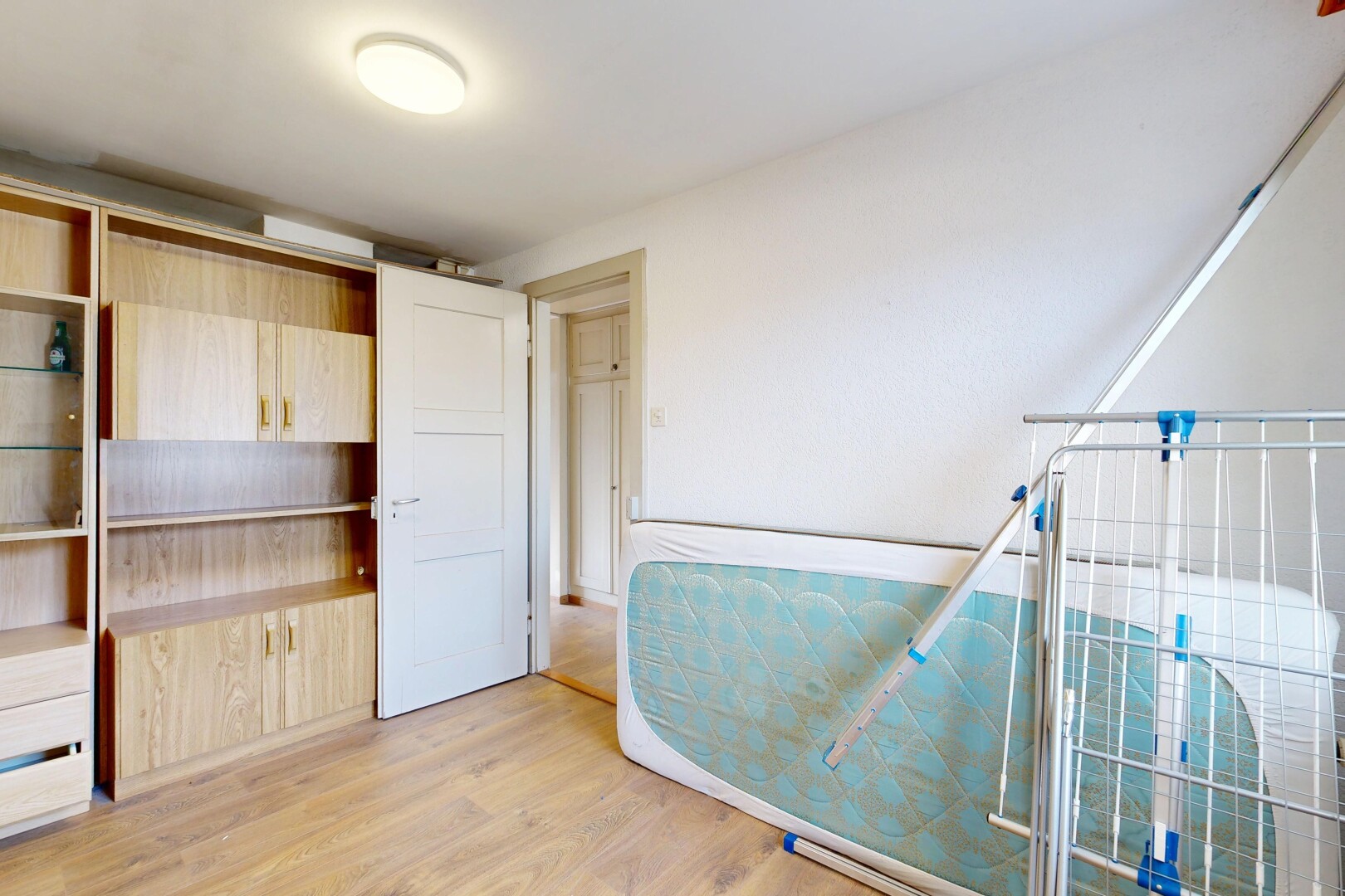 chambre avec inside property, sol en finition bois, wood finish floor, placard, et cloison sèche