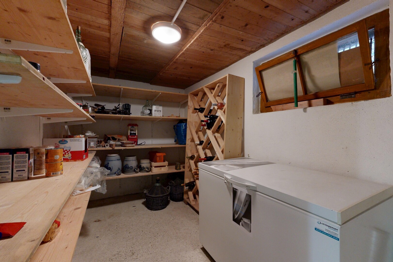 garde-manger avec chest freezer et lave-linge et sèche-linge séparés