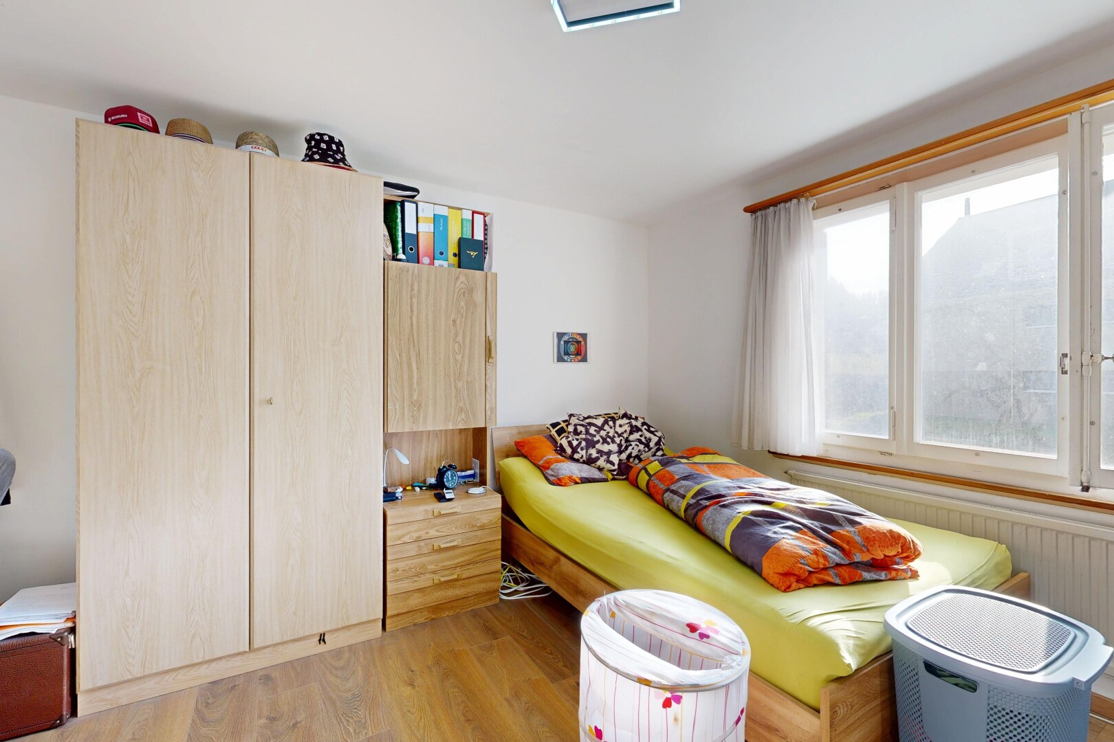 chambre avec inside property, natural light, lumière naturelle, wood finish floor, et sol en finition bois