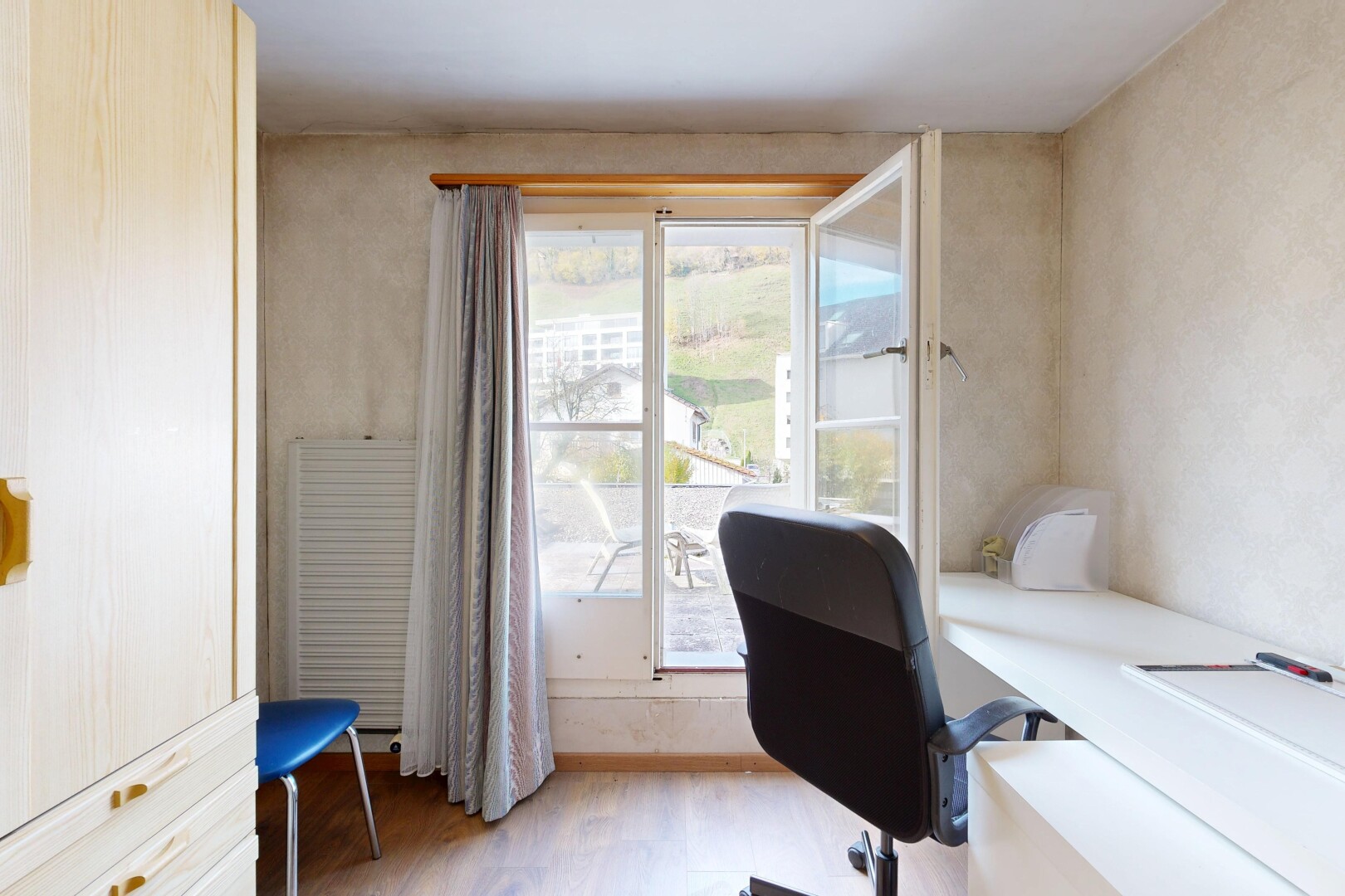 bureau avec espace bureau, wood finish floor, sol en finition bois, inside property, et natural light
