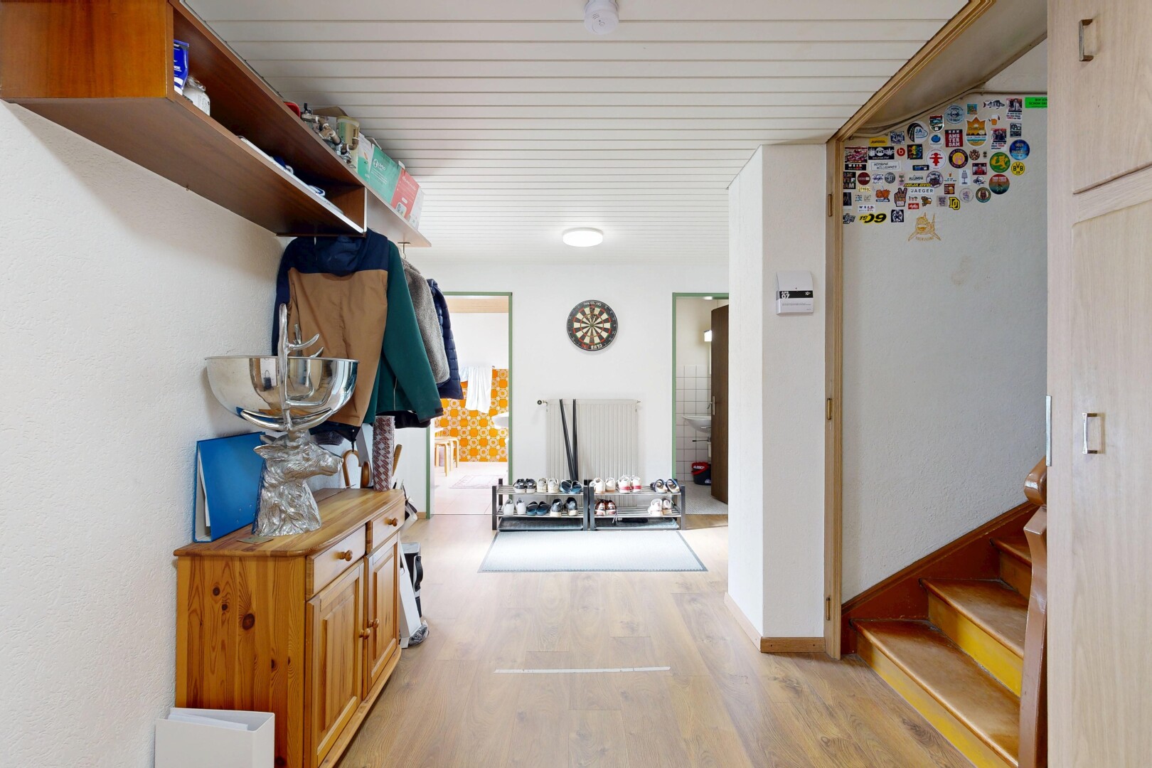 couloir avec inside property, wood finish floor, sol en finition bois, drywall, et cloison sèche