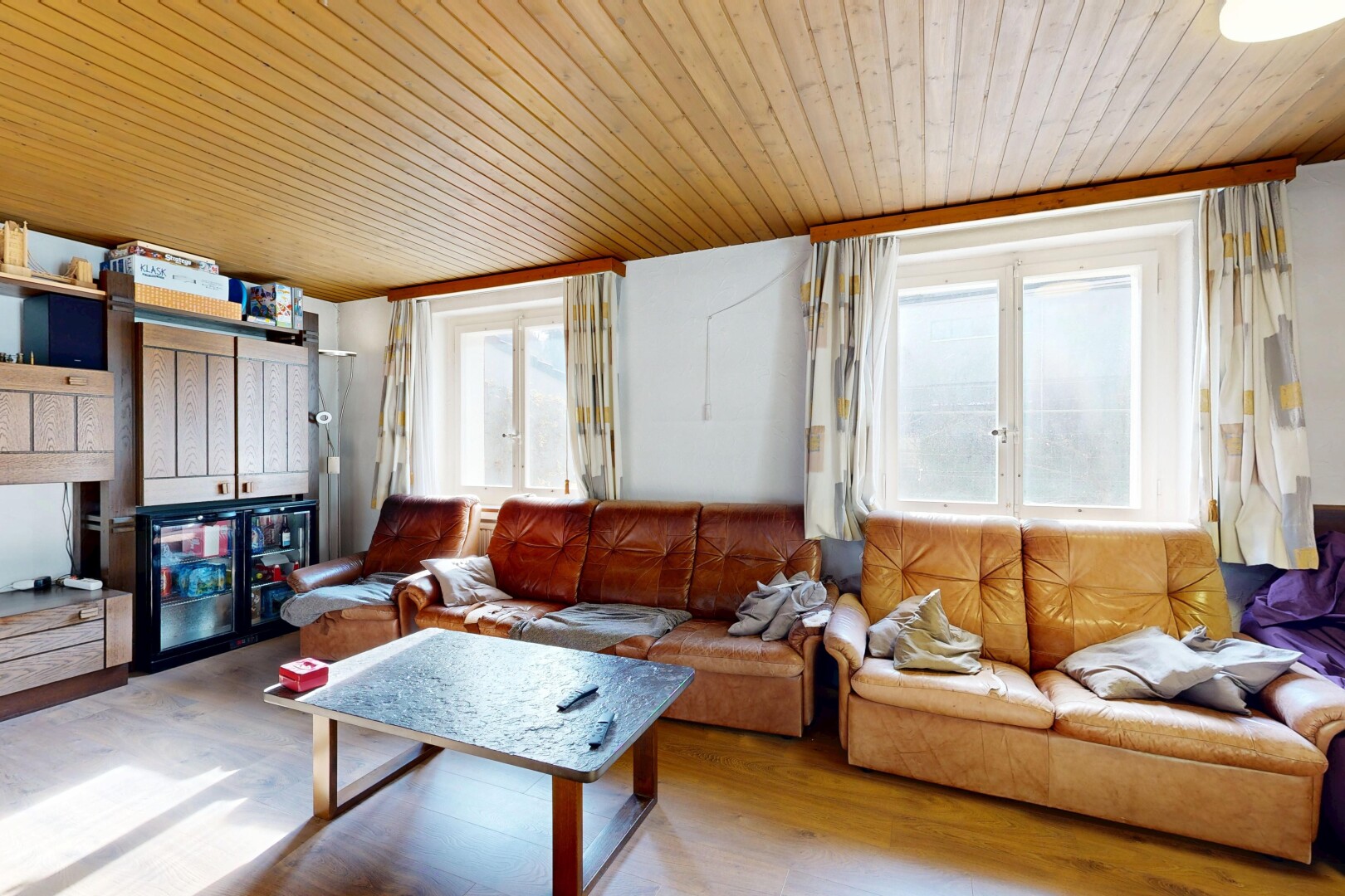 salon avec plafond en bois, wood ceiling, portes-fenêtres, inside property, et lumière naturelle