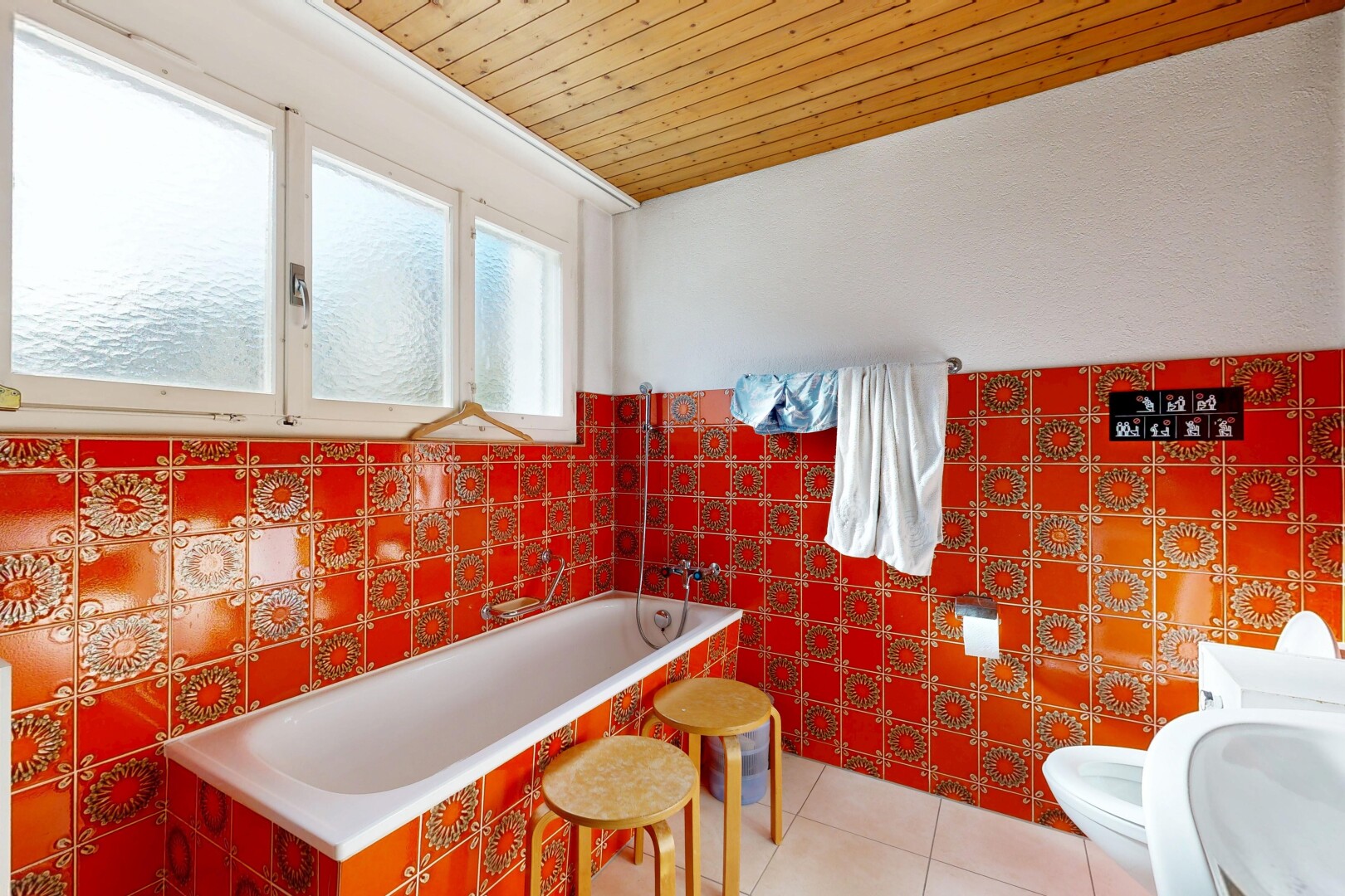 salle de bains avec bain, tile wall, mur en carrelage, salle de bain complète, et tile floor