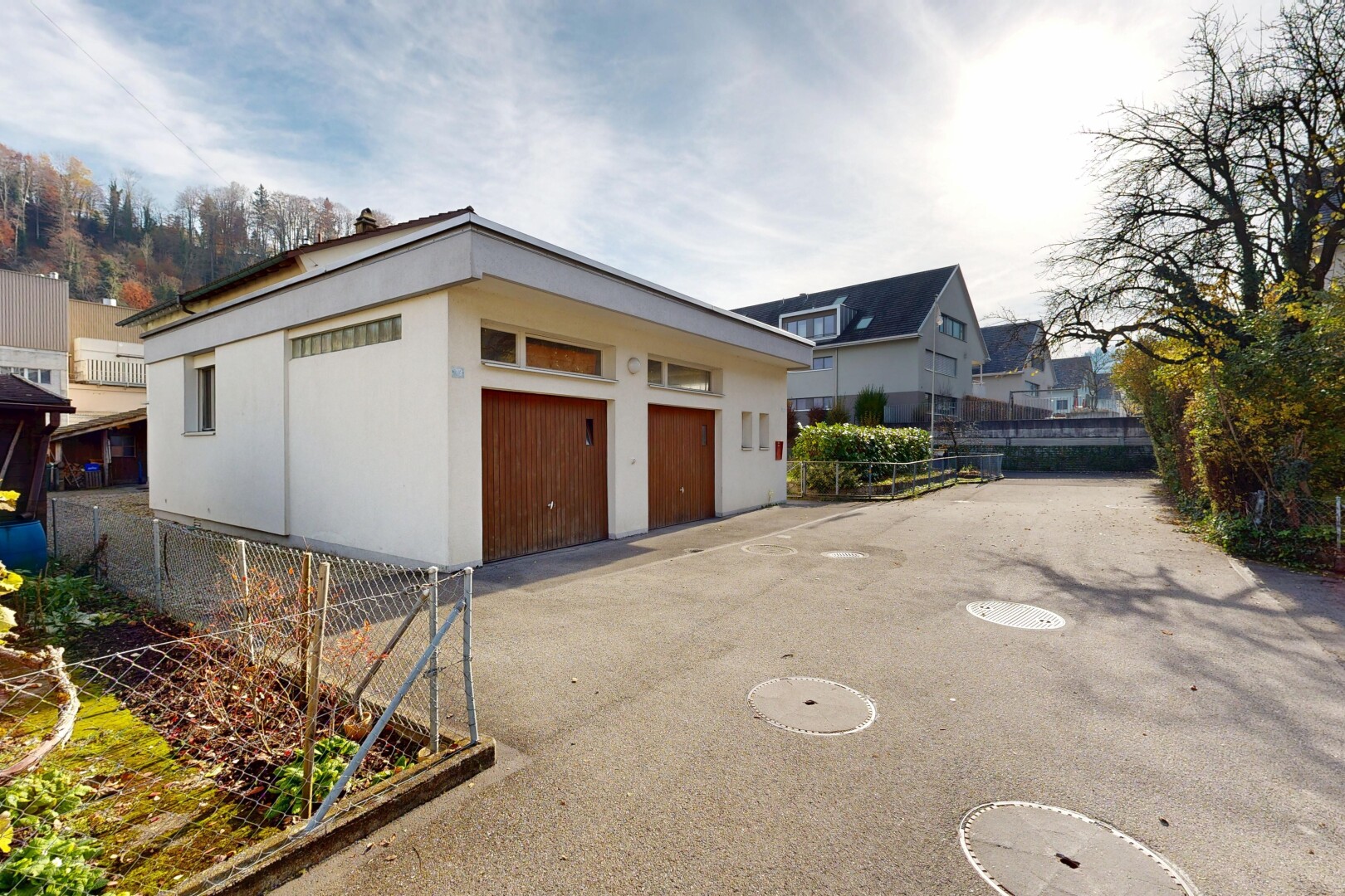 façade avec garage, day time, property visible, et clôture