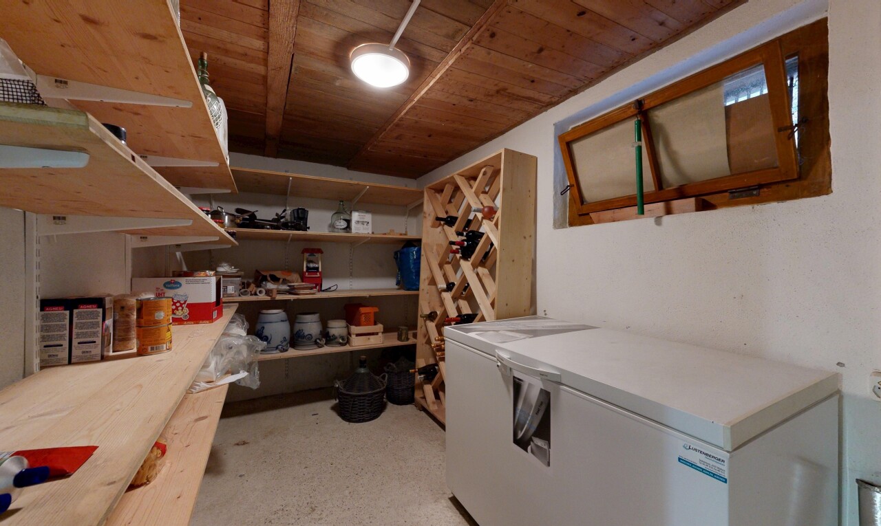 garde-manger avec chest freezer et lave-linge et sèche-linge séparés