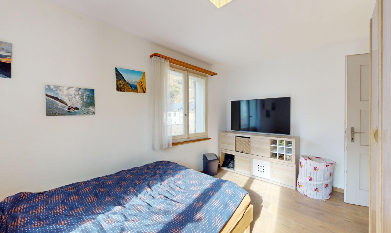 chambre avec télévision, natural light, lumière naturelle, inside property, et drywall