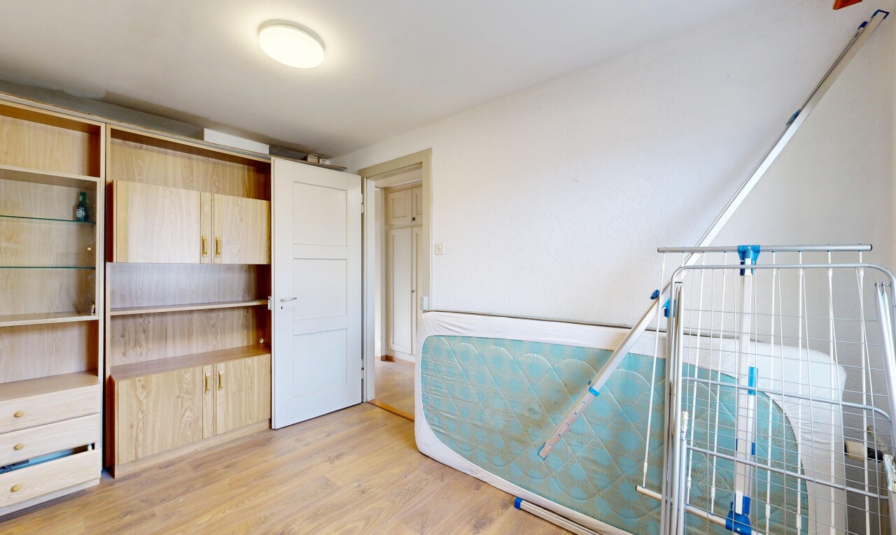 chambre avec inside property, sol en finition bois, wood finish floor, placard, et cloison sèche