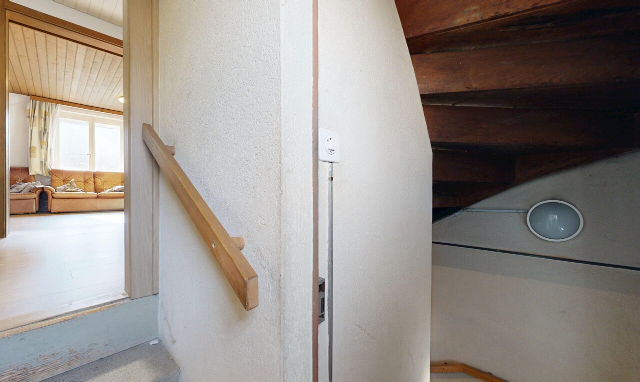 escaliers avec lumière naturelle, natural light, mur texturé, textured wall, et plafond à poutres