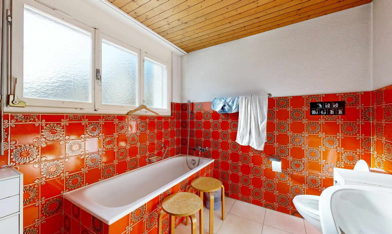 salle de bains avec bain, tile wall, mur en carrelage, salle de bain complète, et tile floor