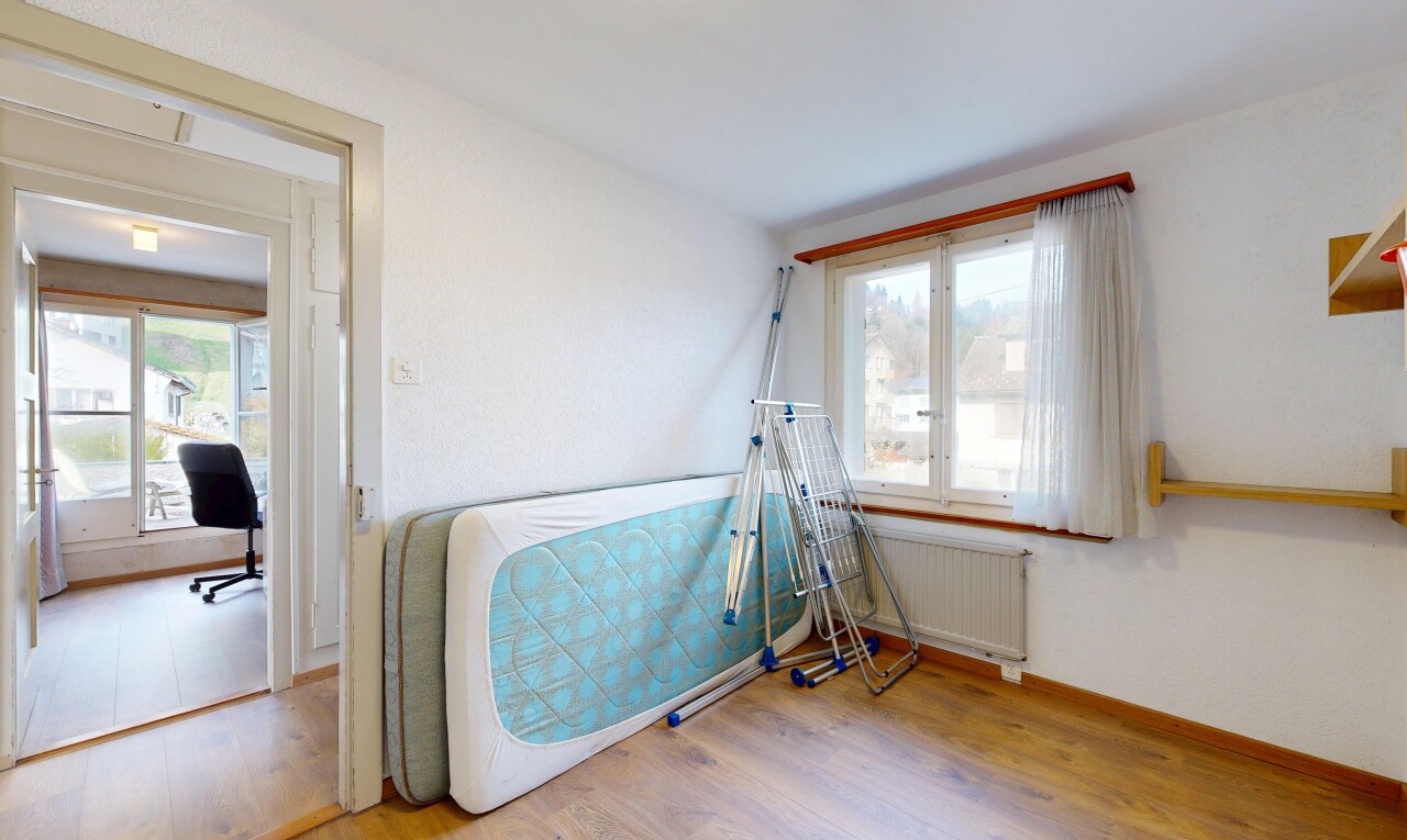 chambre avec inside property, radiateur, wood finish floor, sol en finition bois, et baseboards wall