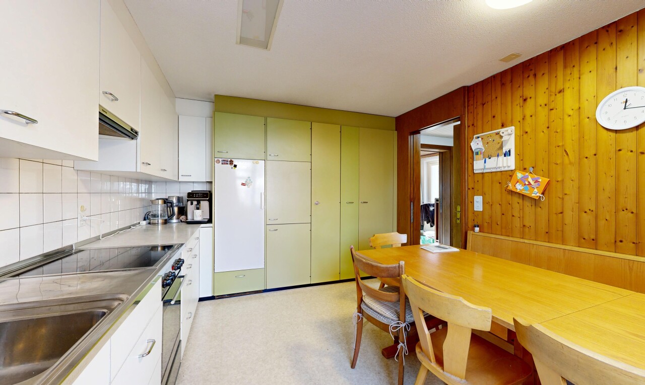 cuisine avec inside property, wood wall, mur en bois, four, et réfrigérateur