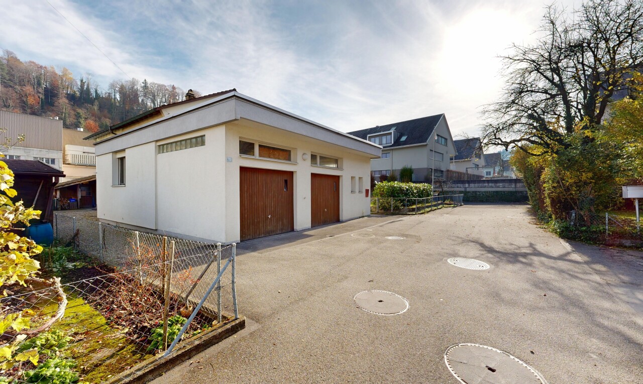 façade avec garage, day time, property visible, et clôture