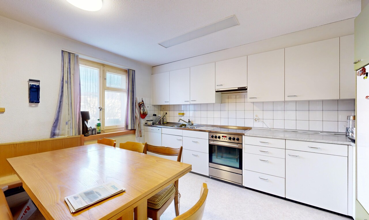 cuisine avec four, inside property, natural light, lumière naturelle, et armoires blanches