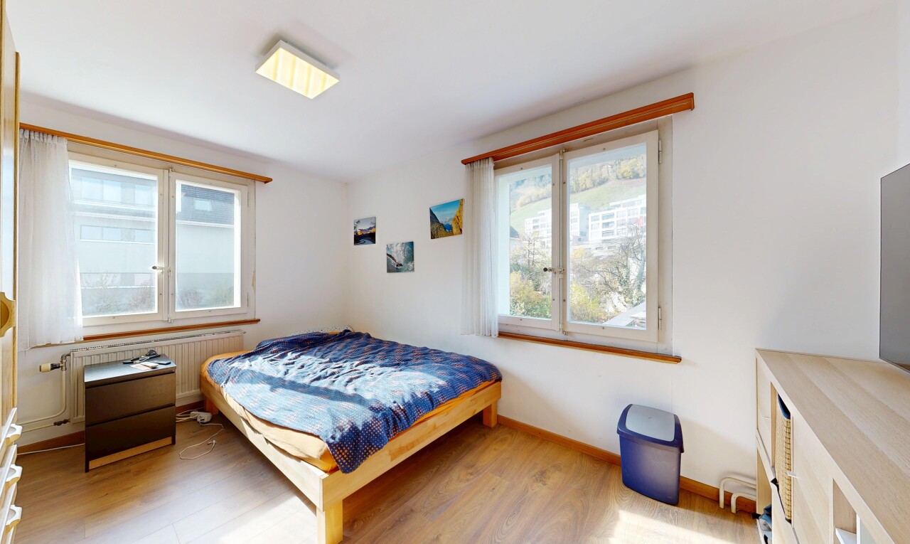 chambre avec inside property, radiateur, sol en finition bois, wood finish floor, et cloison sèche