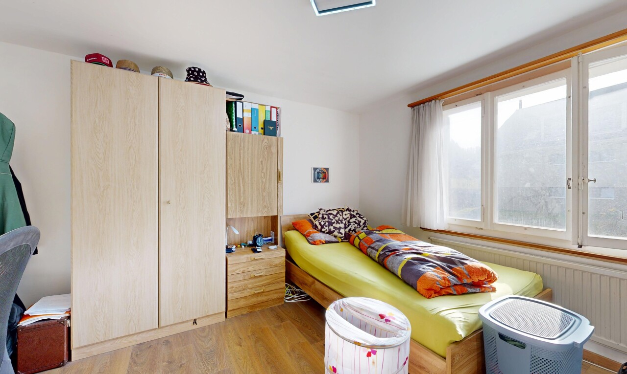 chambre avec inside property, natural light, lumière naturelle, wood finish floor, et sol en finition bois