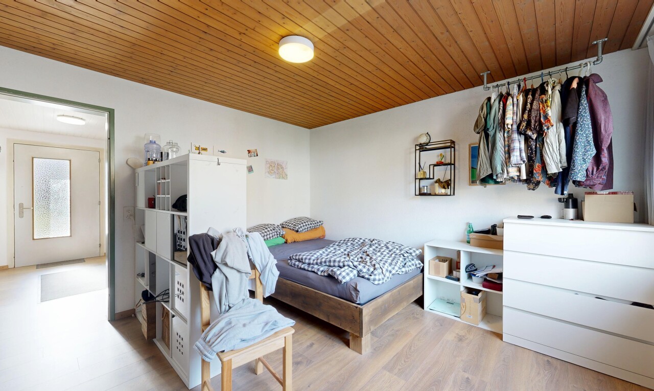 chambre avec wood ceiling, plafond en bois, inside property, drywall, et cloison sèche