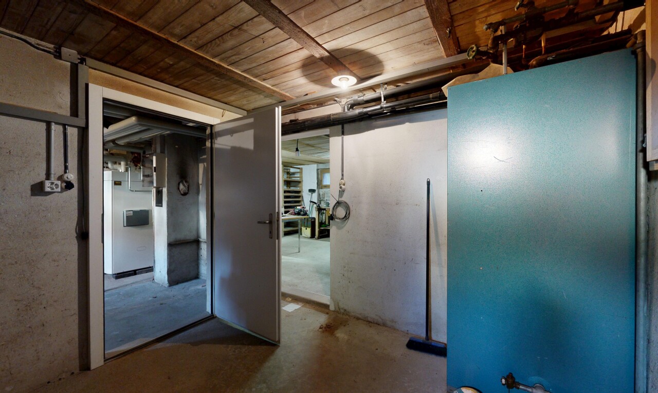 couloir avec inside property, concrete floor, sol en béton, et unfinished concrete floor
