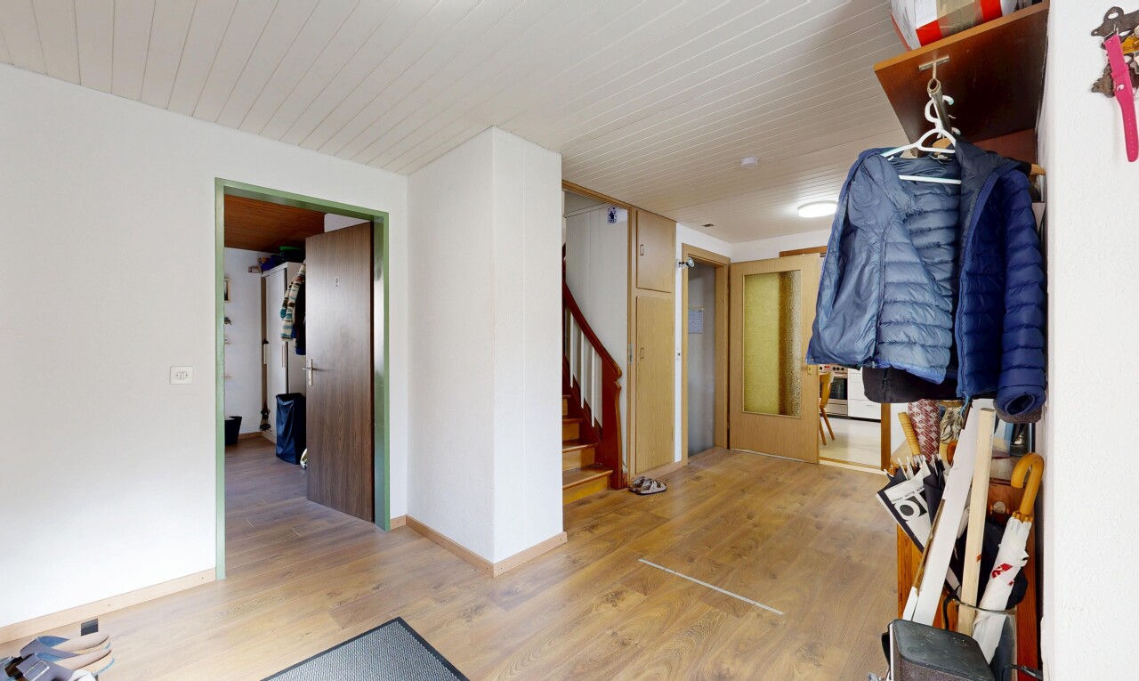 couloir avec inside property, sol en finition bois, wood finish floor, cloison sèche, et drywall