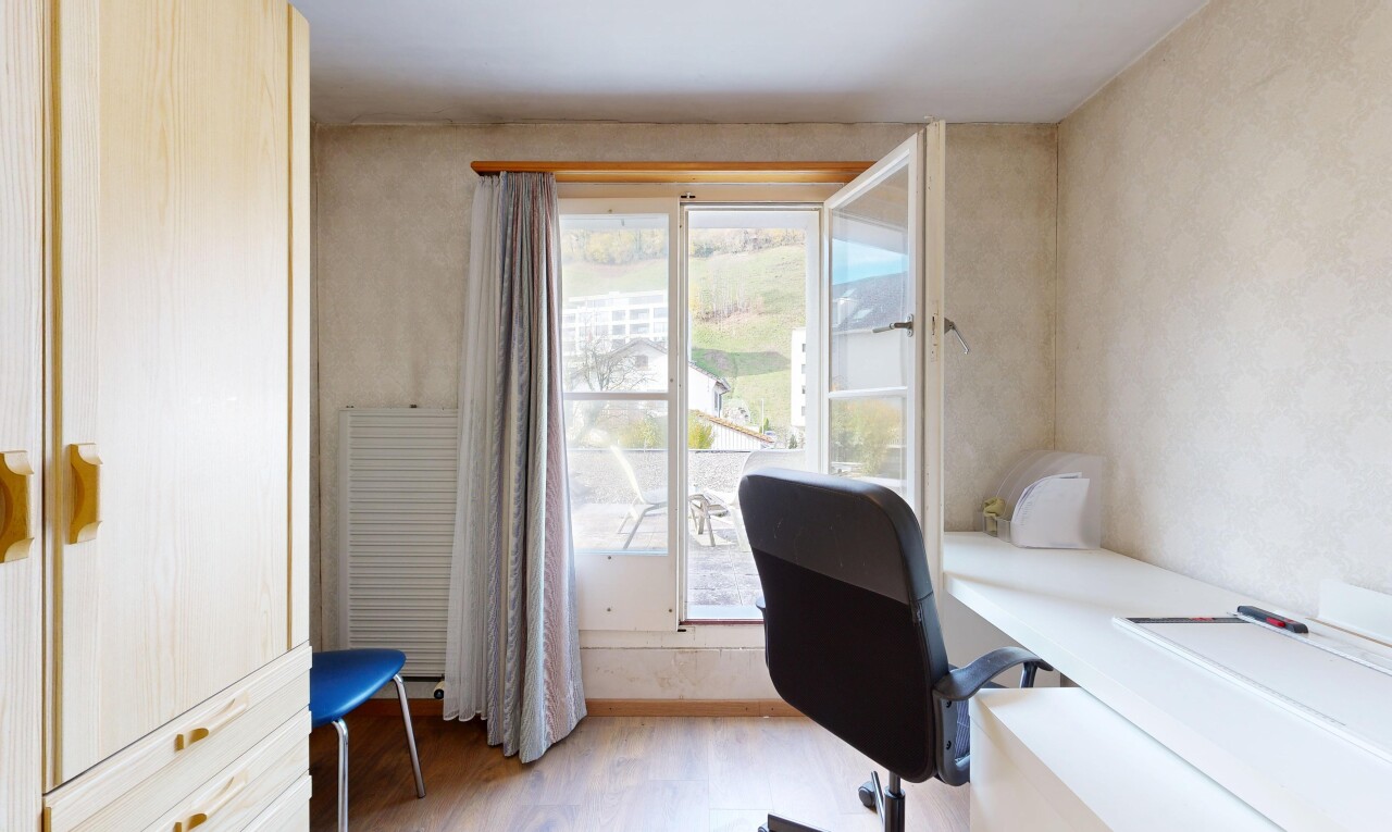 bureau avec espace bureau, wood finish floor, sol en finition bois, inside property, et natural light