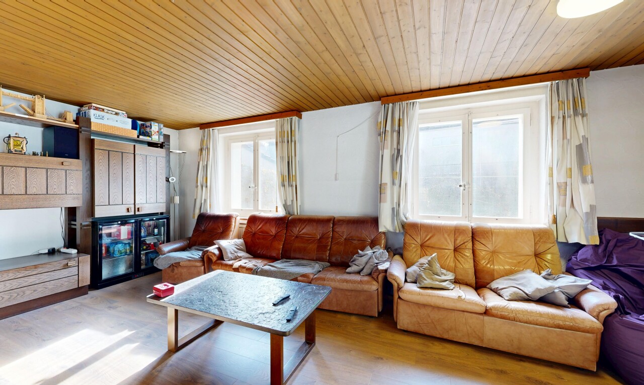 salon avec plafond en bois, wood ceiling, portes-fenêtres, inside property, et lumière naturelle