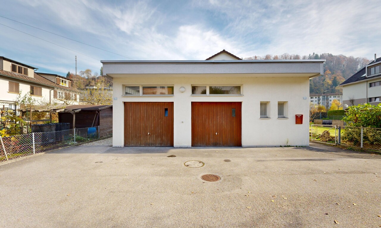 façade avec property visible, day time, et clôture