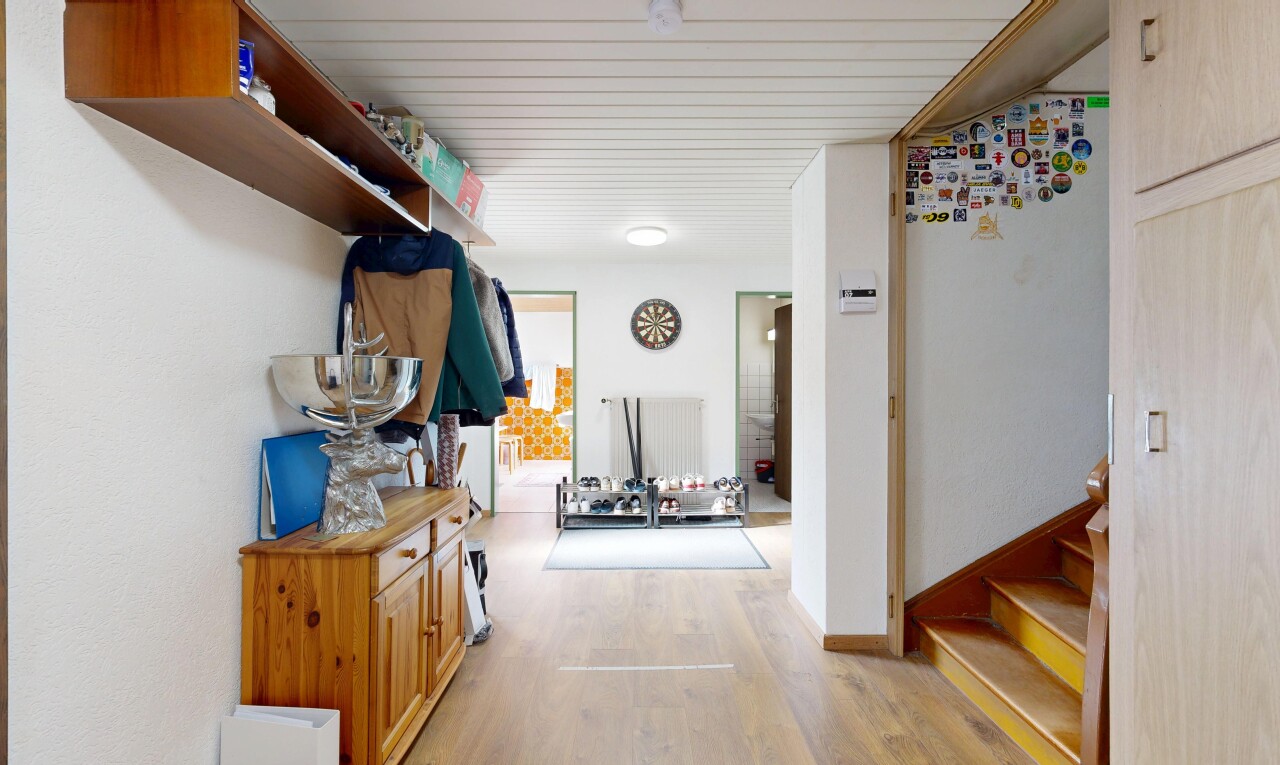 couloir avec inside property, wood finish floor, sol en finition bois, drywall, et cloison sèche