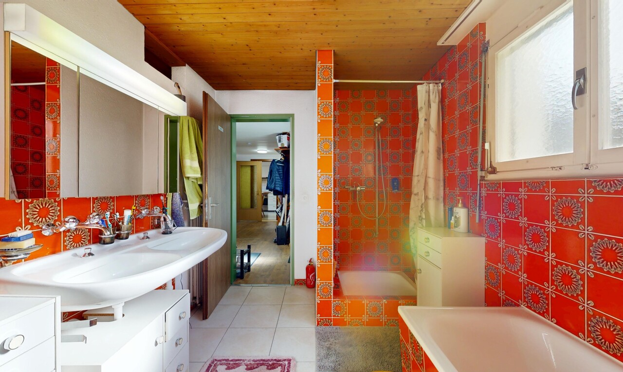 salle de bains avec miroir, salle de bain complète, plafond en bois, wood ceiling, et inside property