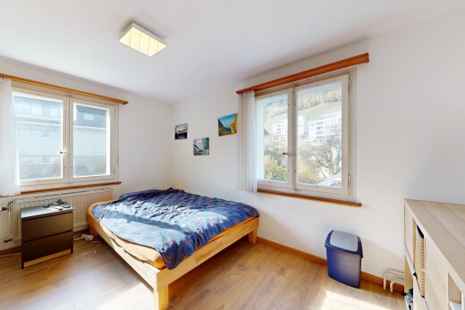 chambre avec inside property, radiateur, sol en finition bois, wood finish floor, et cloison sèche