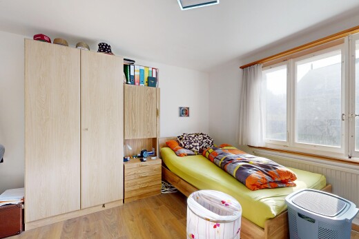 chambre avec inside property, natural light, lumière naturelle, wood finish floor, et sol en finition bois