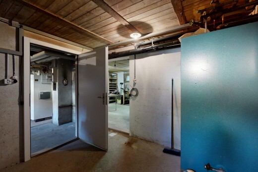 couloir avec inside property, concrete floor, sol en béton, et unfinished concrete floor