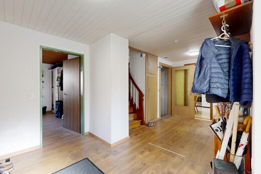 couloir avec inside property, sol en finition bois, wood finish floor, cloison sèche, et drywall